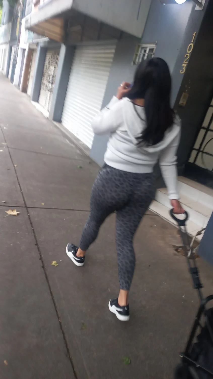 Siguiendo a pendeja culona en ricos leggings (real street flashing) image 4