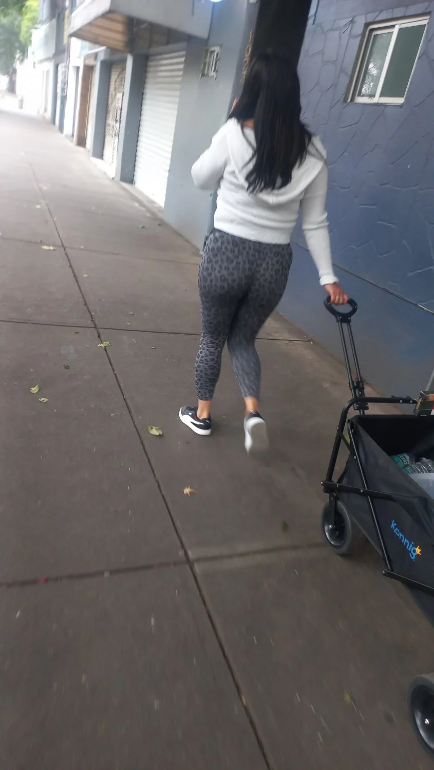 Siguiendo a pendeja culona en ricos leggings (real street flashing) image 5