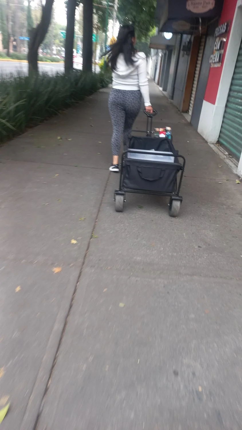 Siguiendo a pendeja culona en ricos leggings (real street flashing) image 6