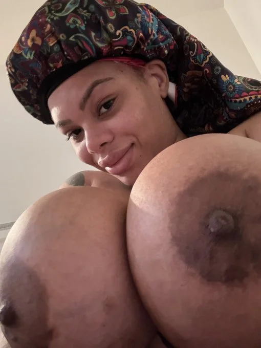 HALLE🥥HAYES image 13
