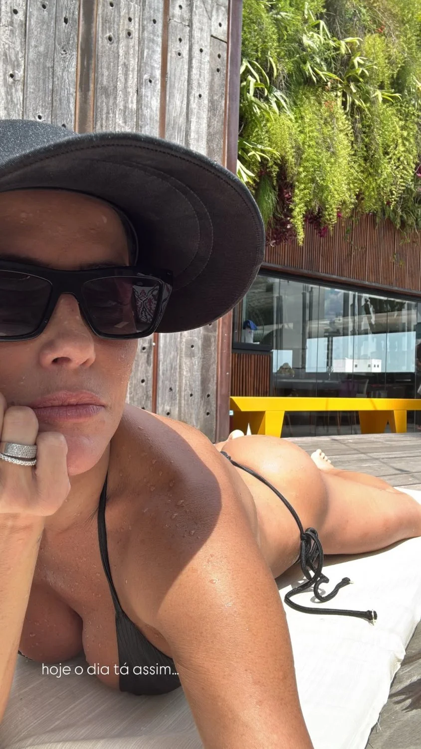 Deborah Secco image 19