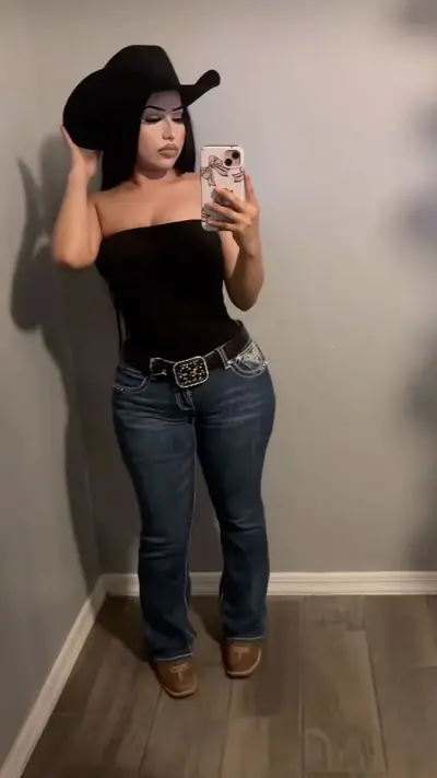 Cowgirl Latina ai soles cover image
