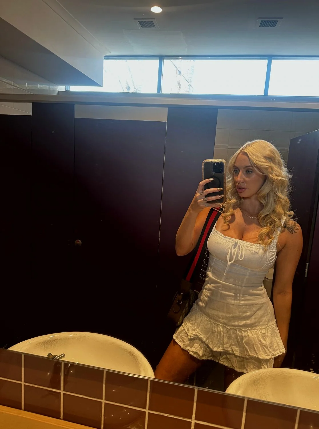 I can be the blonde of your dreams main image