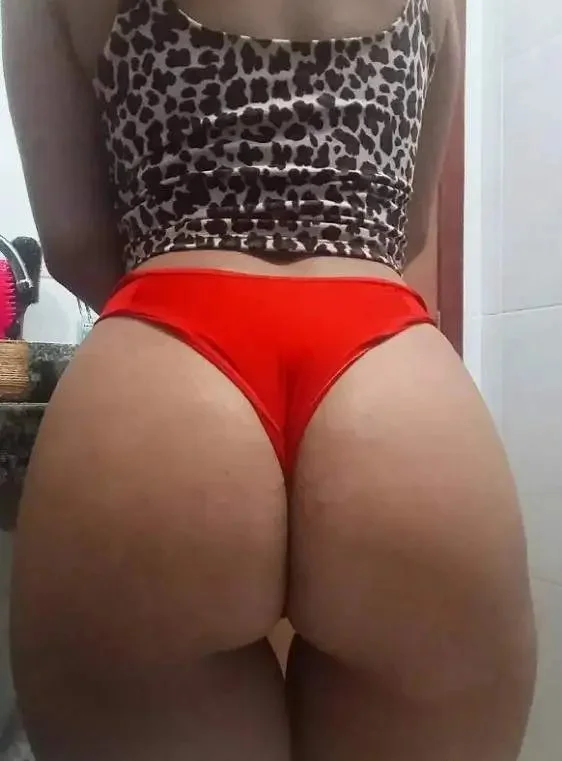 Esposa gostosa mostrando seu belo rabo grande main image