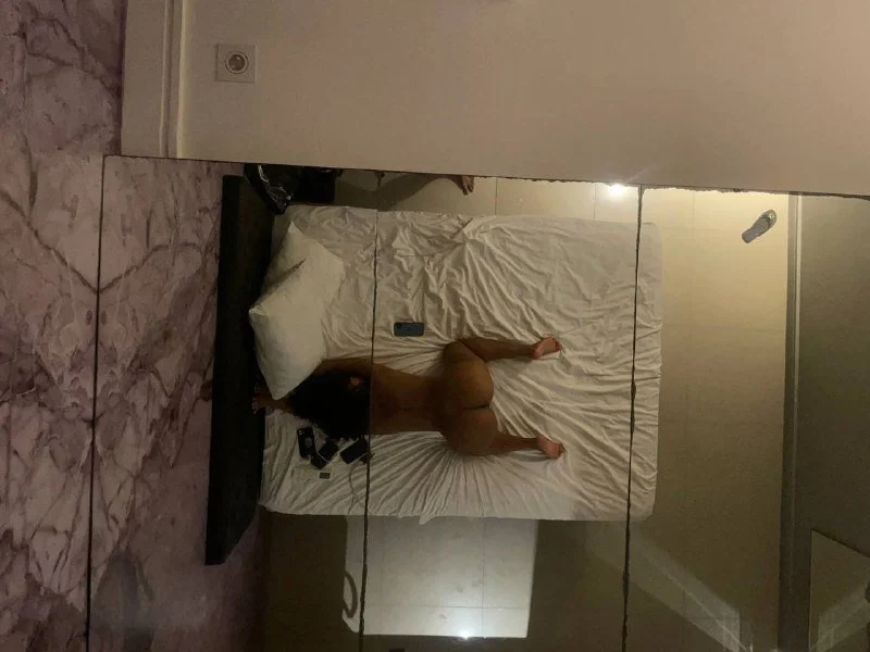 Morena cacheada vazada dando a buceta e fazendo boquete image 3