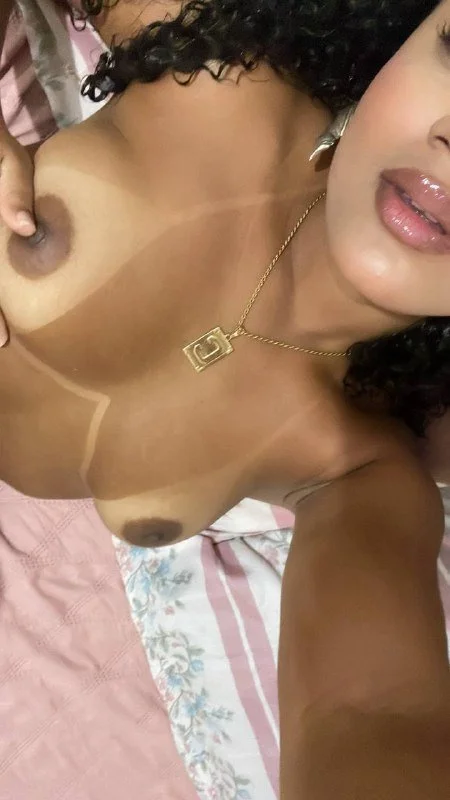 Morena cacheada vazada dando a buceta e fazendo boquete image 4
