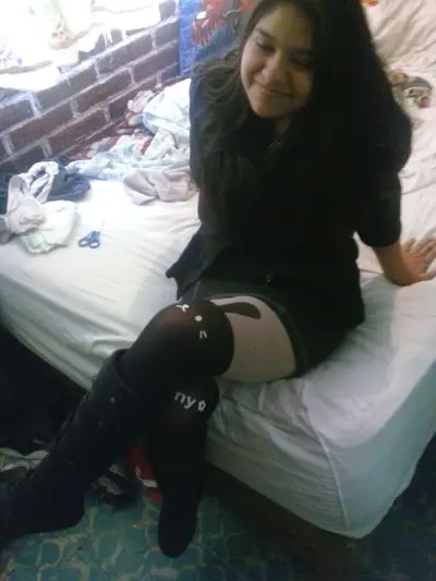 Puta En Botas Altas Y Vestido Corto, Abriendo Las Piernas Sin Calzones Como Perra Barata cover image
