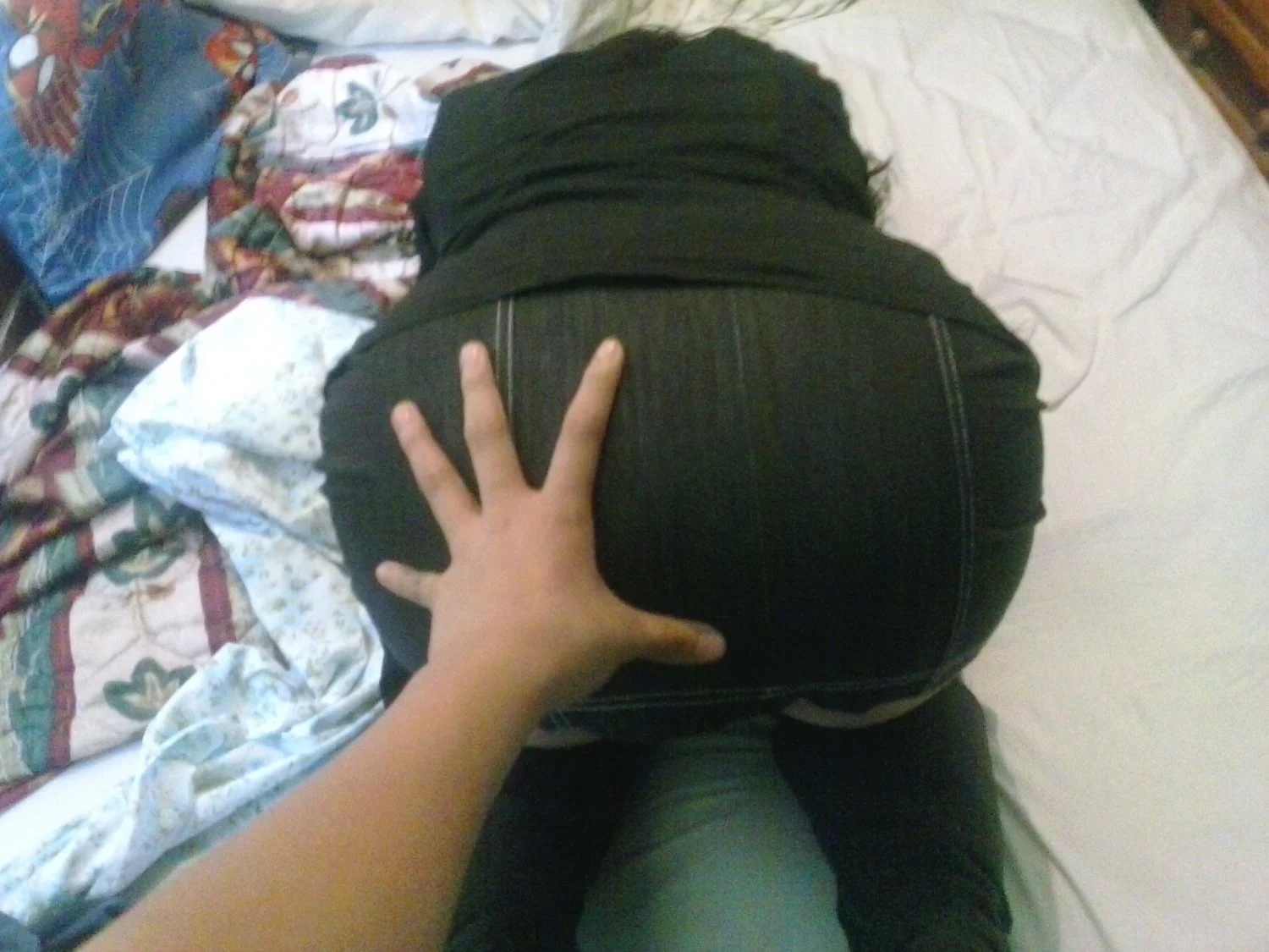 Puta En Botas Altas Y Vestido Corto, Abriendo Las Piernas Sin Calzones Como Perra Barata image 23