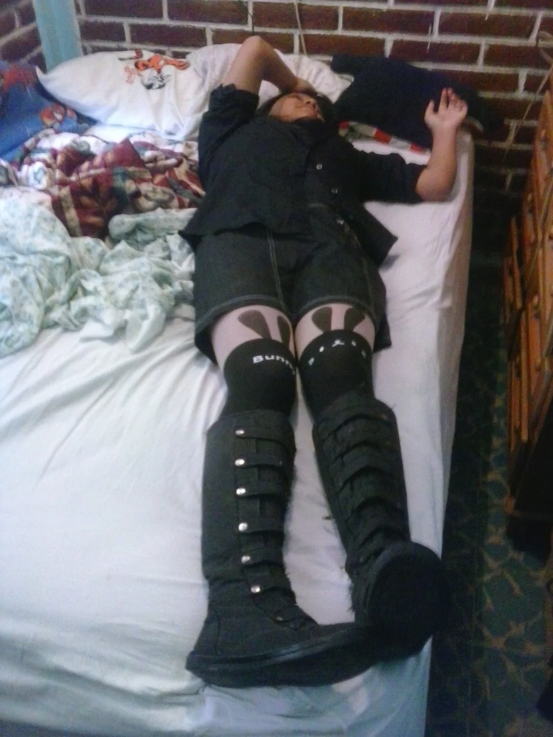 Puta En Botas Altas Y Vestido Corto, Abriendo Las Piernas Sin Calzones Como Perra Barata image 4