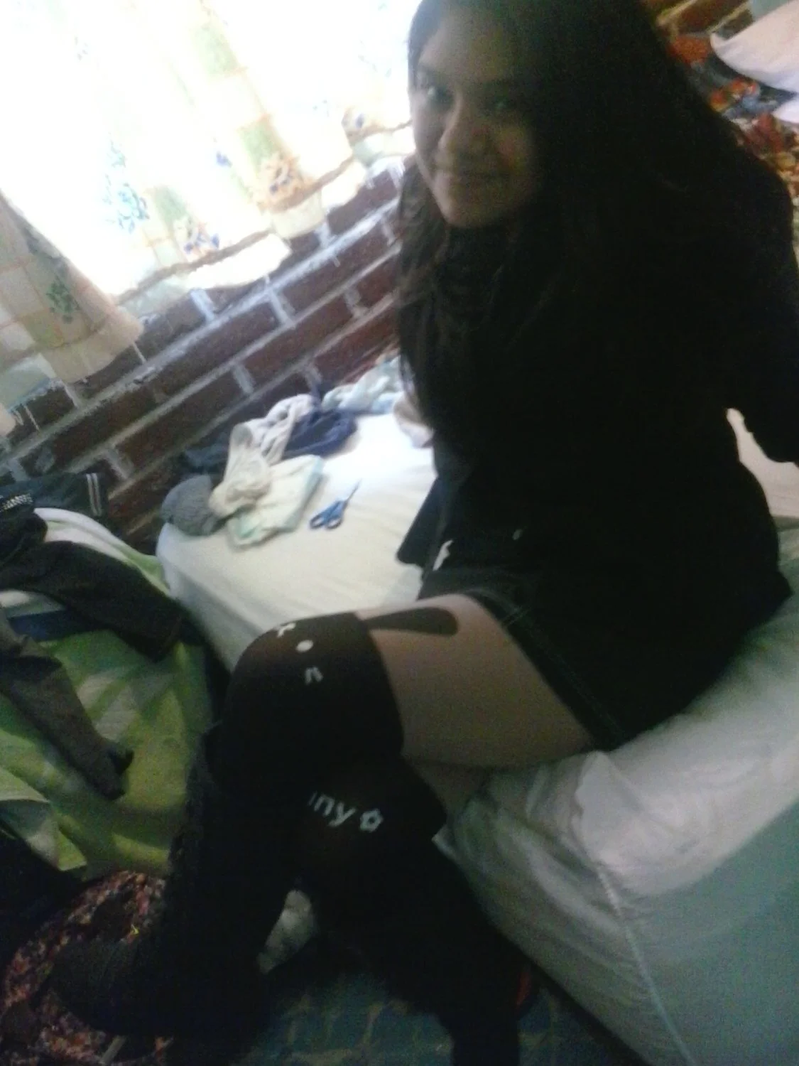 Puta En Botas Altas Y Vestido Corto, Abriendo Las Piernas Sin Calzones Como Perra Barata image 5