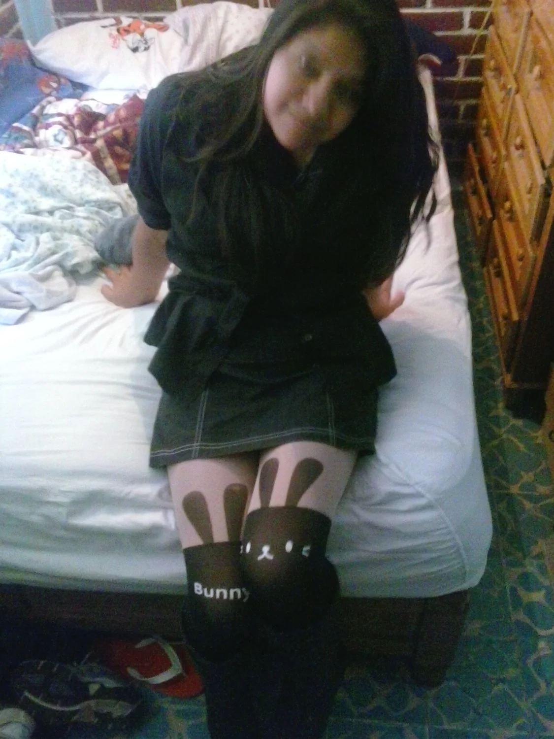 Puta En Botas Altas Y Vestido Corto, Abriendo Las Piernas Sin Calzones Como Perra Barata image 6