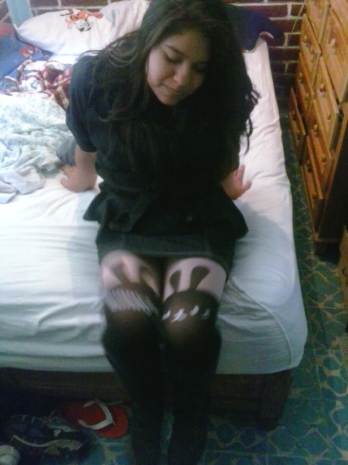 Puta En Botas Altas Y Vestido Corto, Abriendo Las Piernas Sin Calzones Como Perra Barata image 8