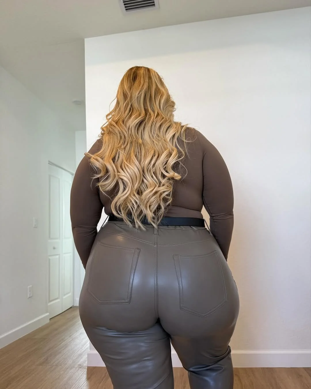 Amazing ExtraCurvy Butt main image