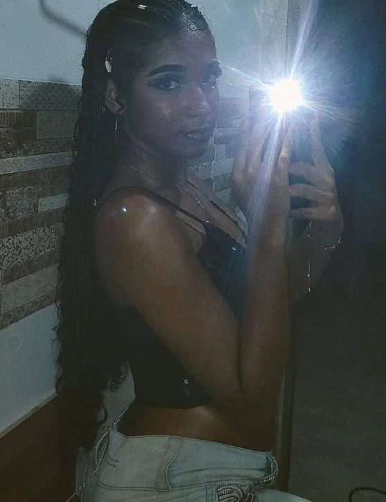 Novinha magrinha cacheada que trabalha na Renner se exibindo e fudendo gostoso main image