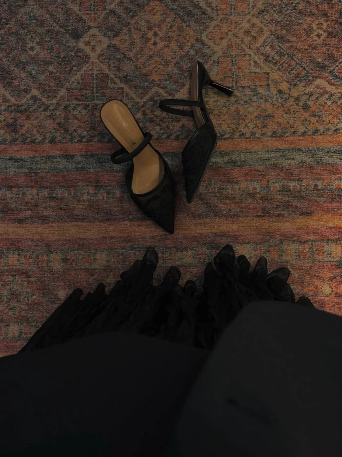 Arab slut love to show her feet. Hijab image 3