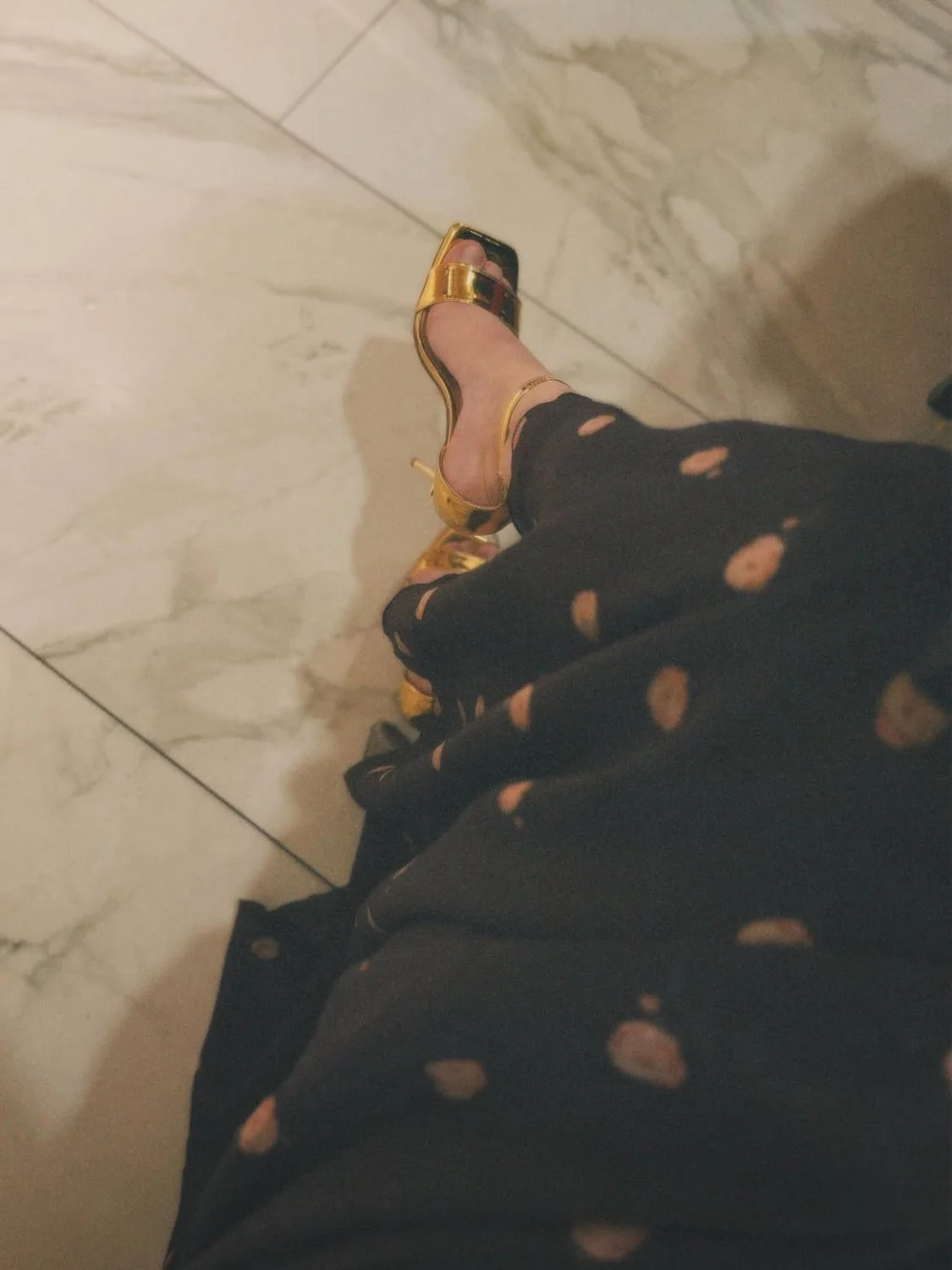 Arab slut love to show her feet. Hijab image 4