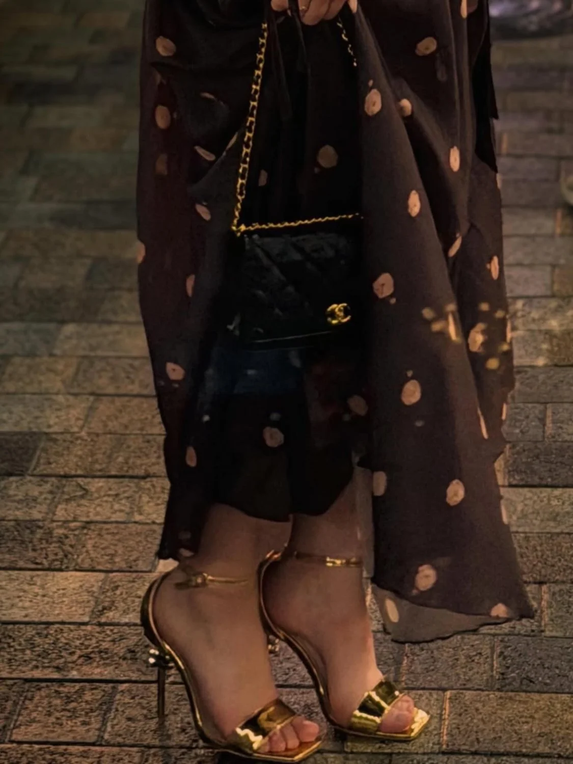 Arab slut love to show her feet. Hijab image 6