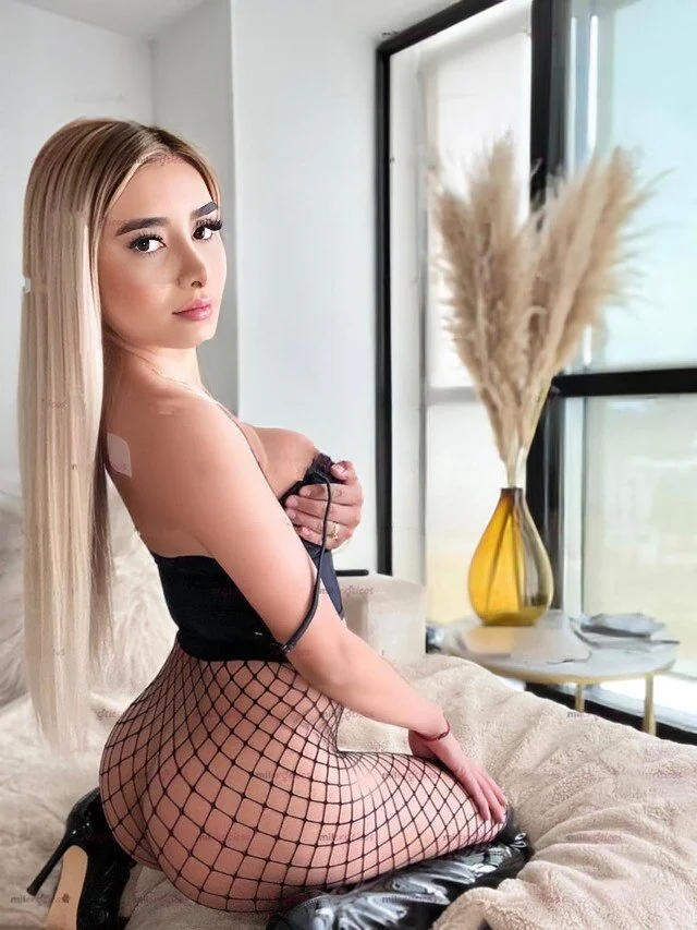 Issy has thicc uncut meat image 9