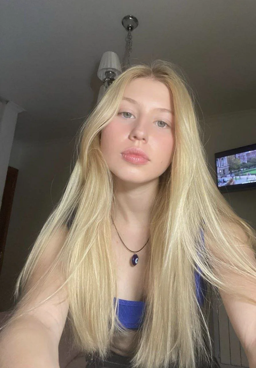 beautiful young girl to be fingering her pussy main image