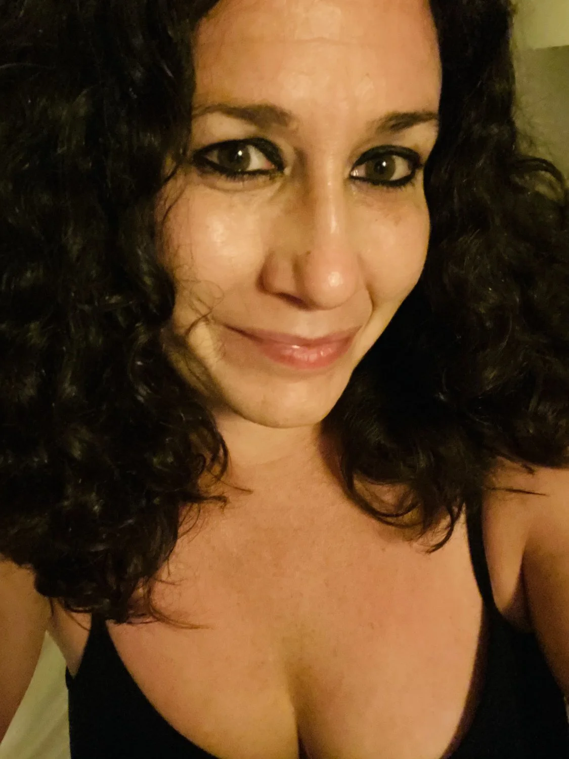 LA Slut Sarah making cocks hard image 2