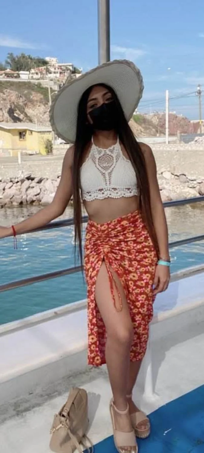 Hermosa girl con falda cruzada y sexy image 10