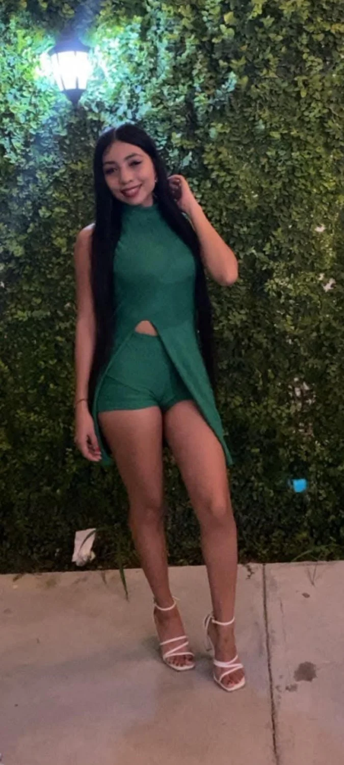 Hermosa girl con falda cruzada y sexy image 13