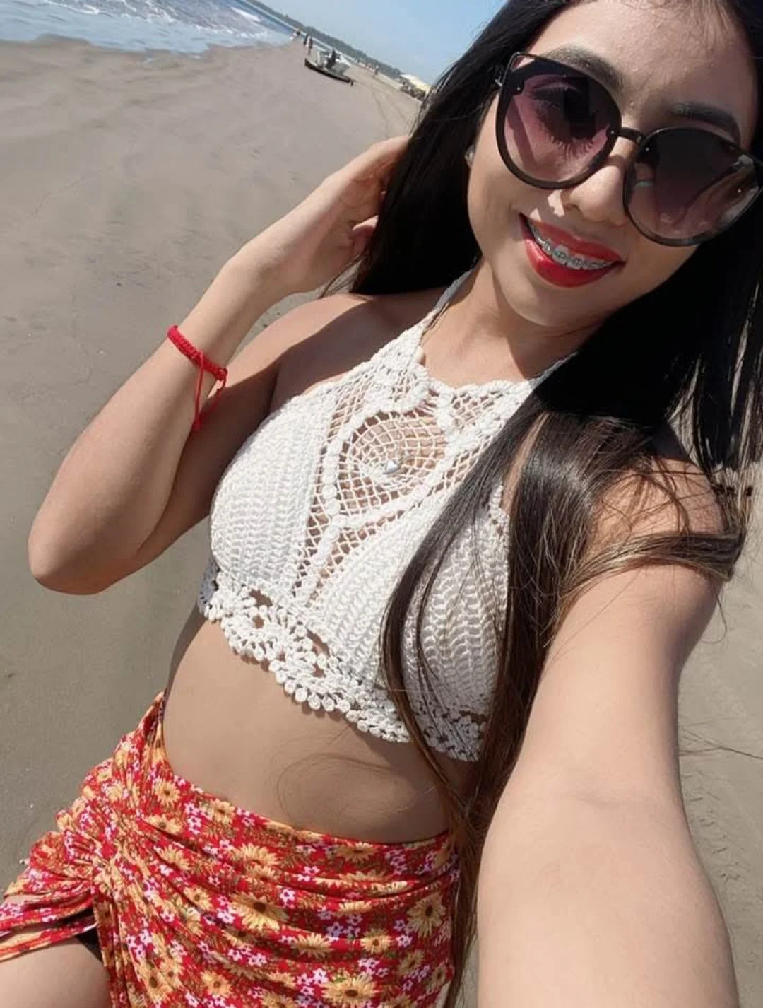 Hermosa girl con falda cruzada y sexy image 16