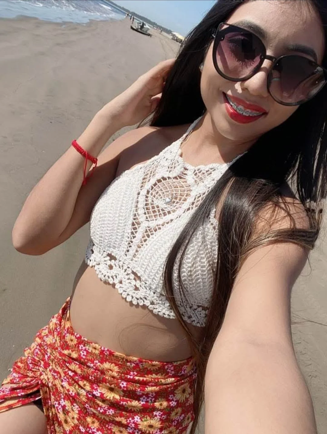 Hermosa girl con falda cruzada y sexy image 2