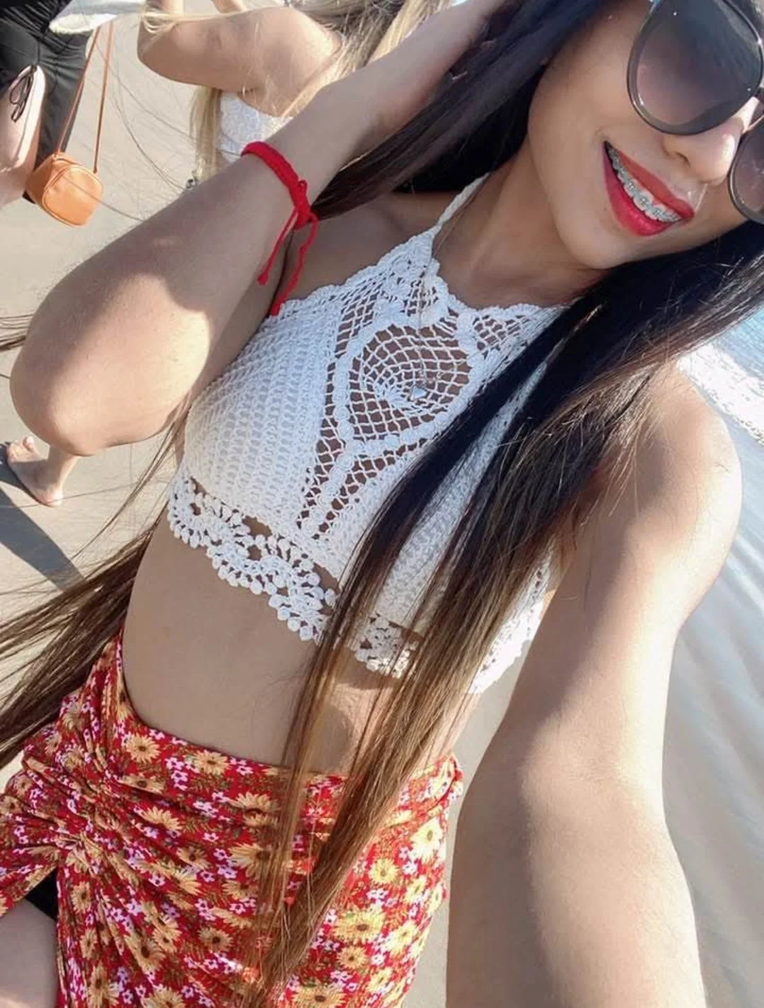 Hermosa girl con falda cruzada y sexy image 3