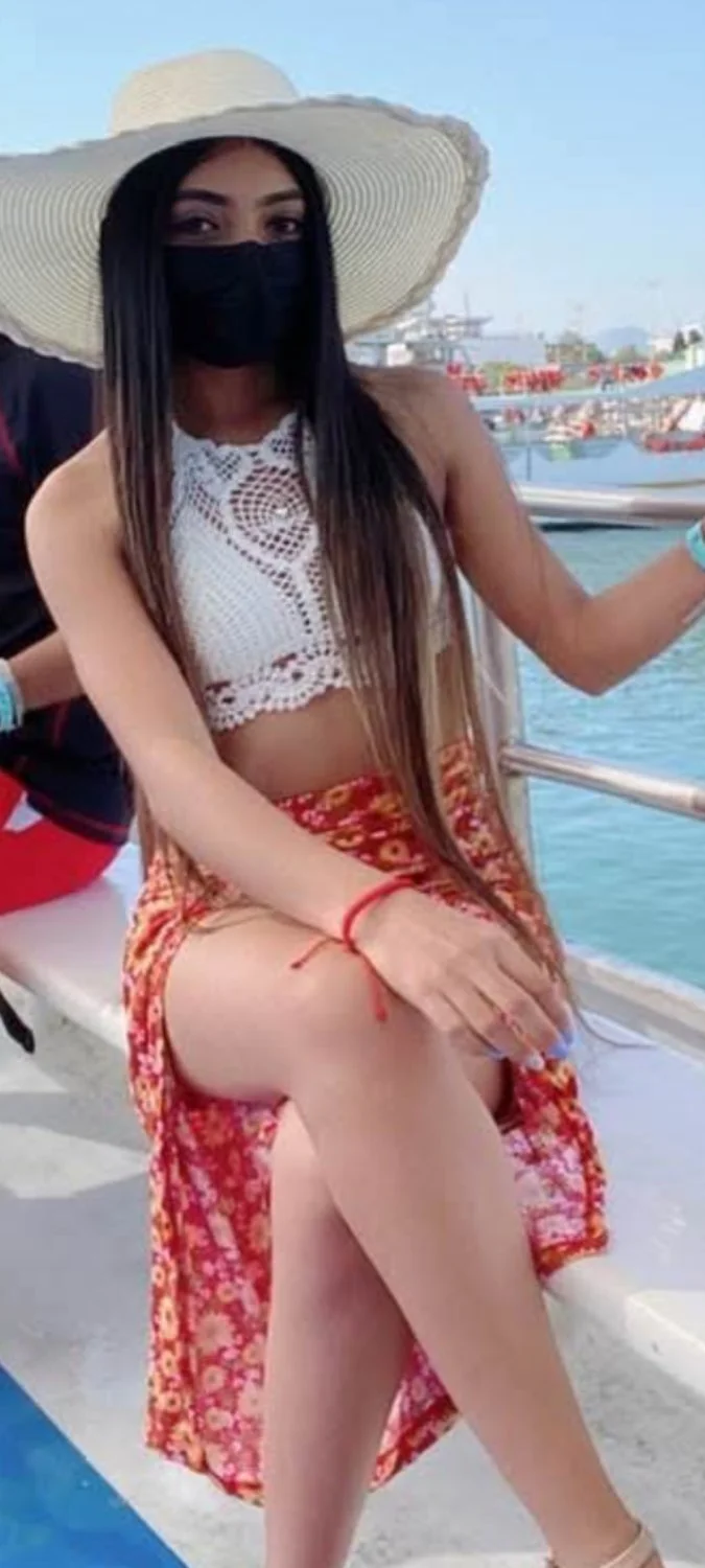 Hermosa girl con falda cruzada y sexy image 6