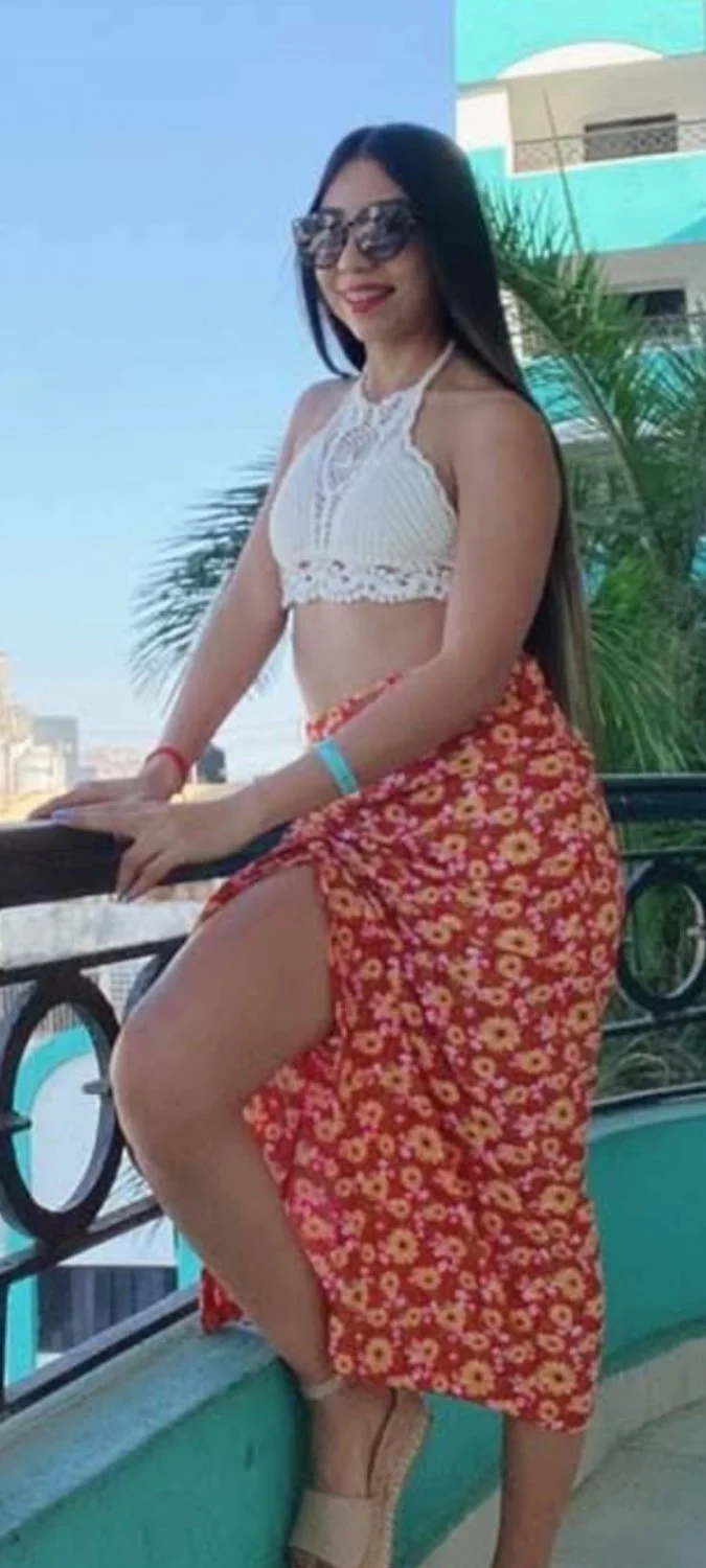 Hermosa girl con falda cruzada y sexy image 7