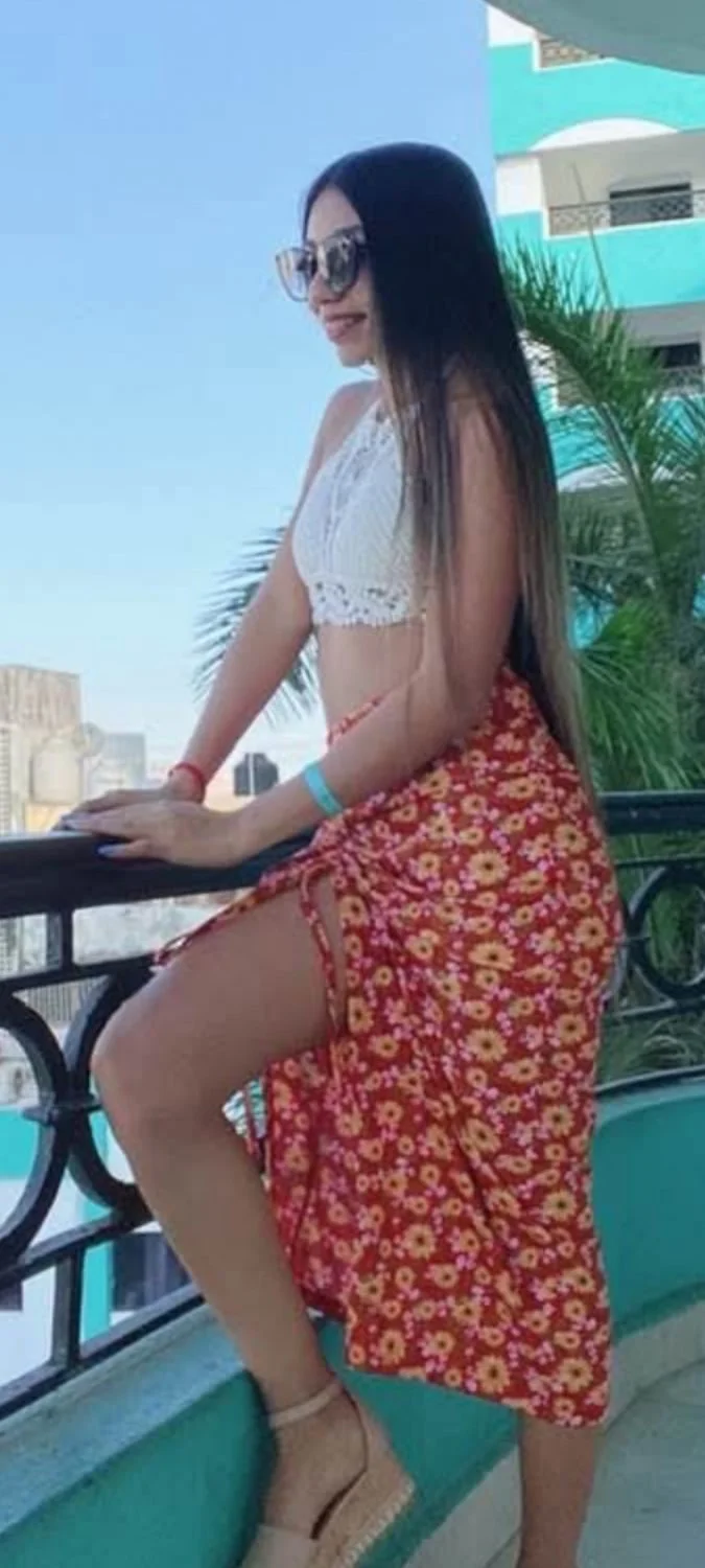 Hermosa girl con falda cruzada y sexy image 8
