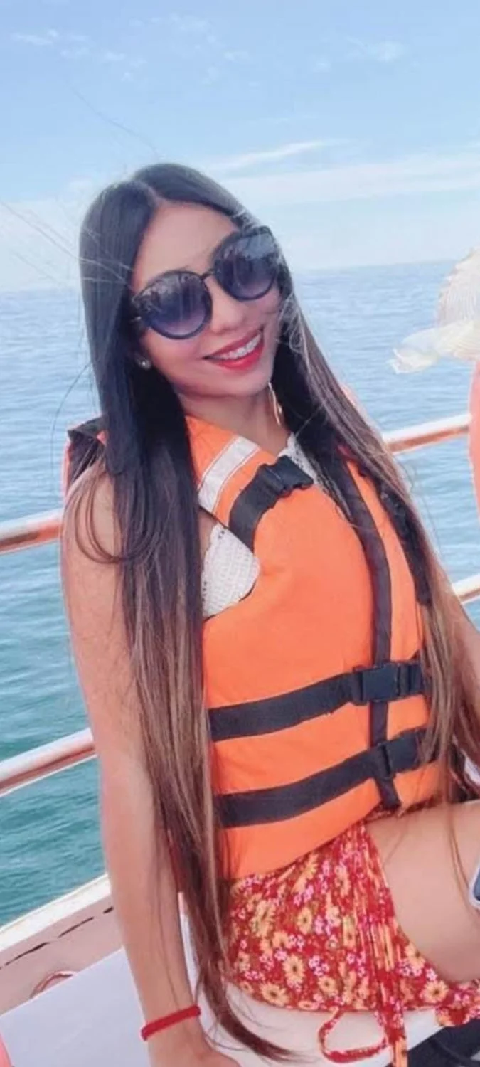 Hermosa girl con falda cruzada y sexy image 9