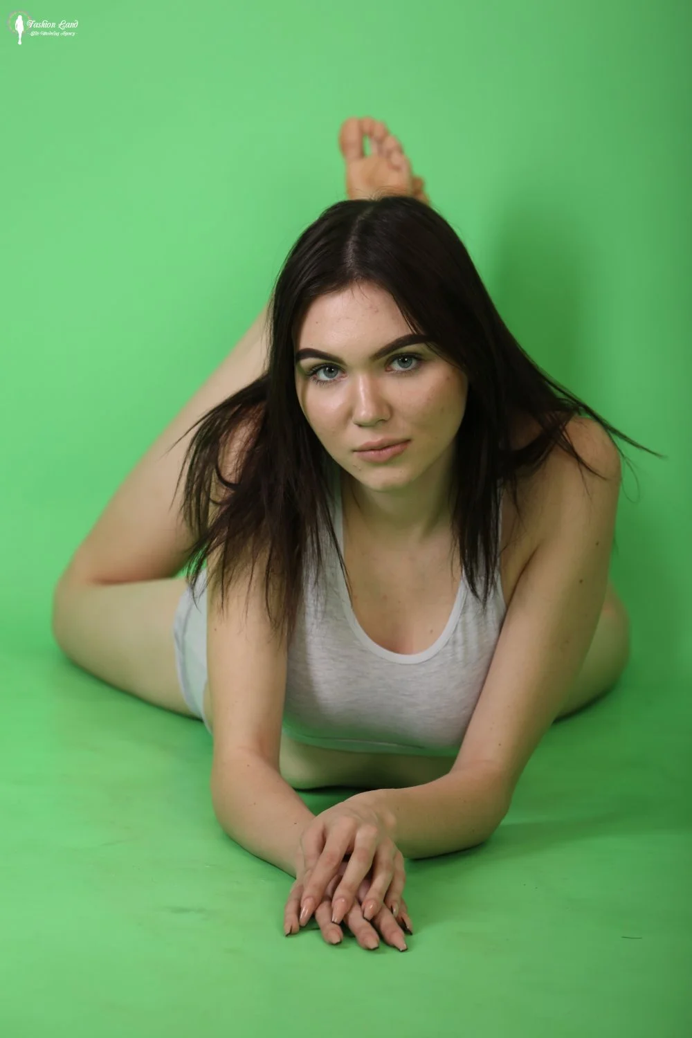 Amy - sexy brunette shows off legs and soles - Part 2/2 main image