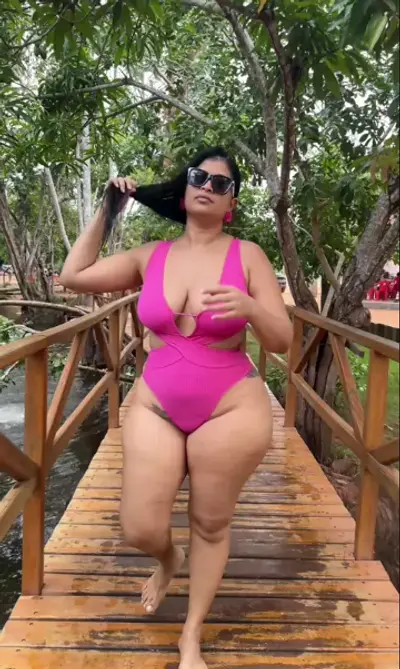 Alguém tem conteudo dela ? Ela faz PG ? cover image