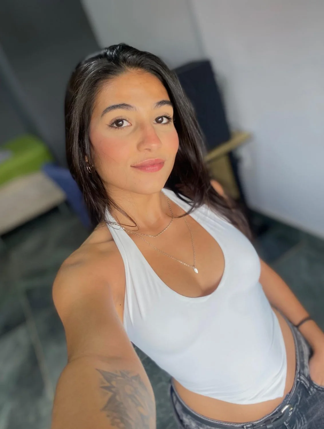 Stunning latina teen slut Yasmin image 5