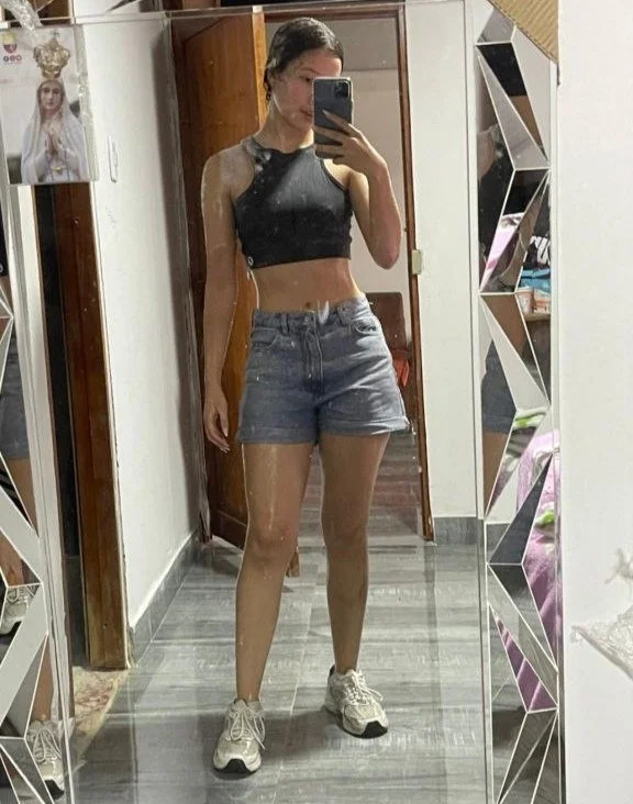 Colegiala se desnuda image 3