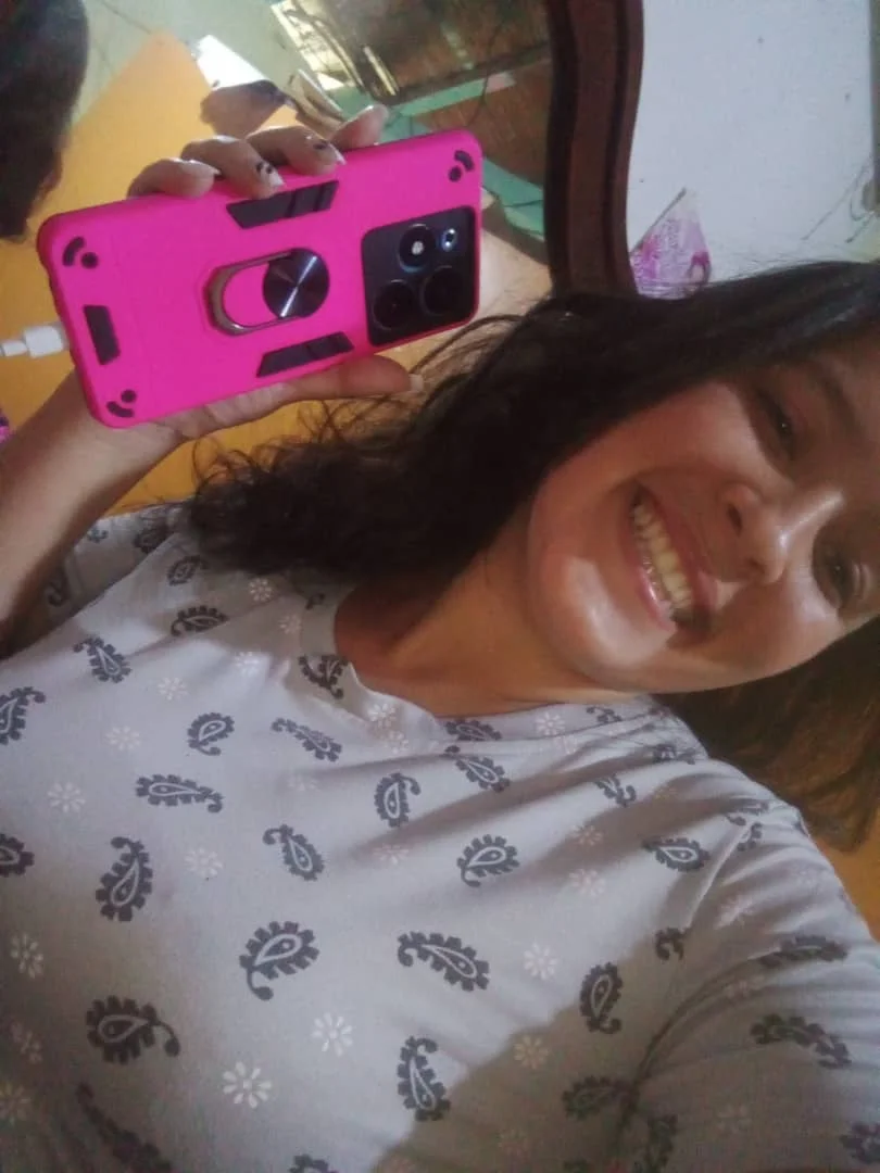 Perla desperate for dollars and desperate for a new phone image 2