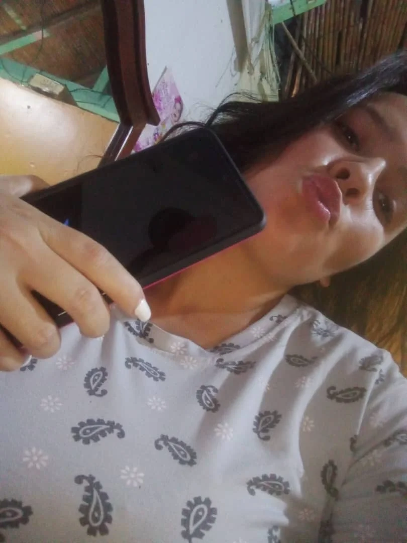 Perla desperate for dollars and desperate for a new phone image 3