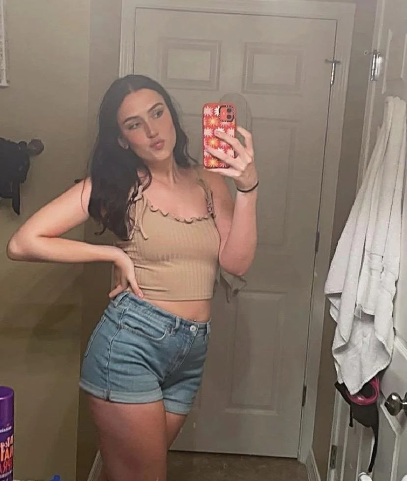 Need bulls to give up my irls to Kik and telegram drc199c image 2
