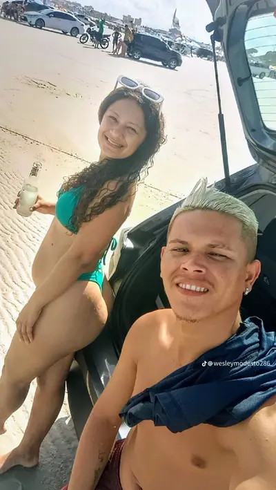 adora exibir a esposa cover image