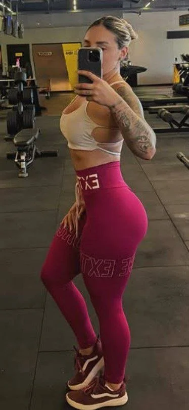 Galega loira cavala da academia mostrando o rabo image 2