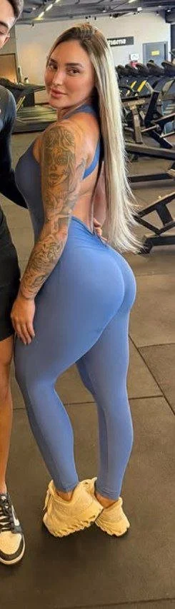 Galega loira cavala da academia mostrando o rabo image 3