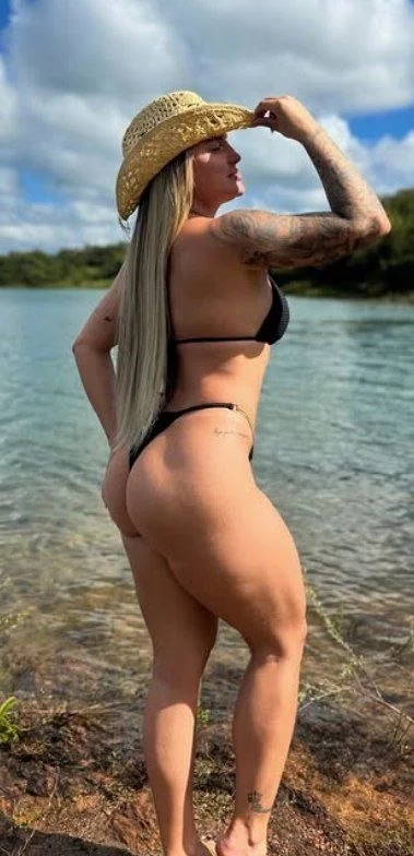 Galega loira cavala da academia mostrando o rabo image 5