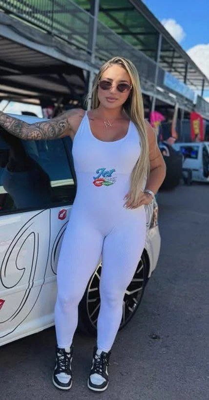 Galega loira cavala da academia mostrando o rabo image 6