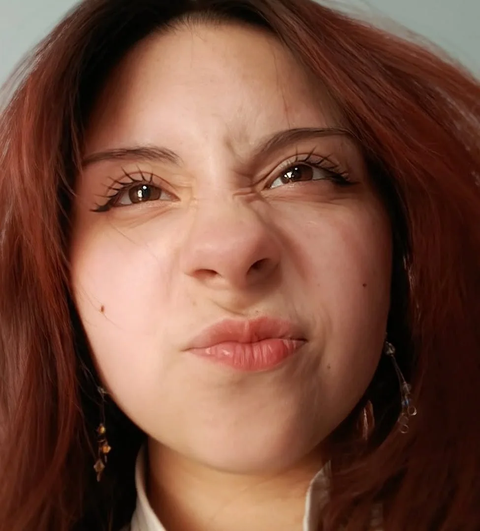 Hija de pastor hace gestos para provocarlos main image