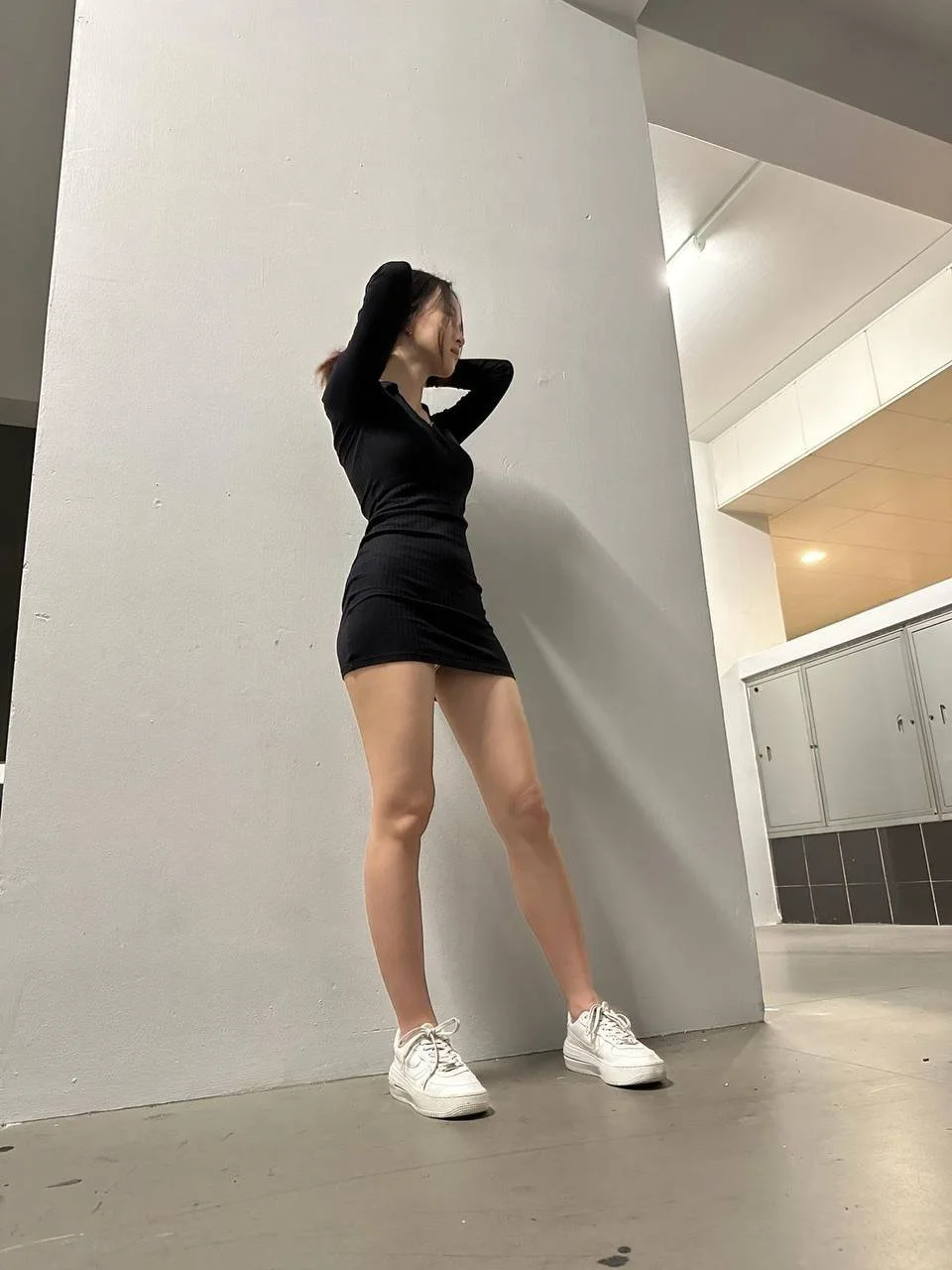 xmm sg singapore loves to tease in public at the lift lobby image 11
