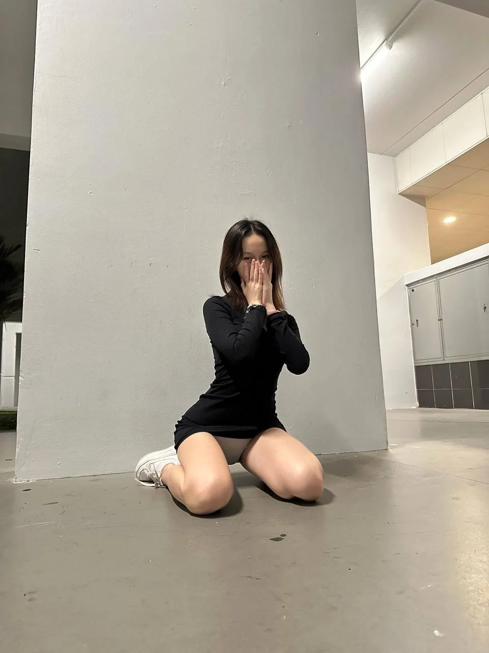 xmm sg singapore loves to tease in public at the lift lobby image 12