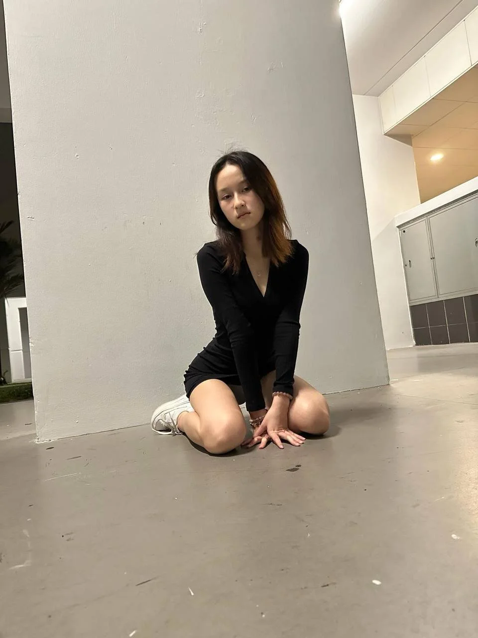 xmm sg singapore loves to tease in public at the lift lobby image 21