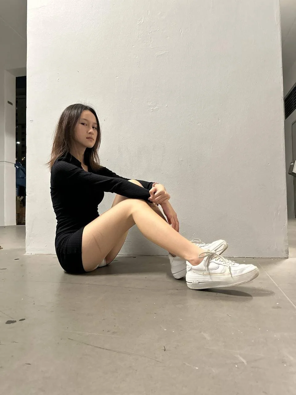 xmm sg singapore loves to tease in public at the lift lobby image 29